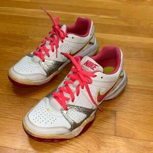 Nike Junior Girl Tennis Shoe.White/Pink.  Size 4Y